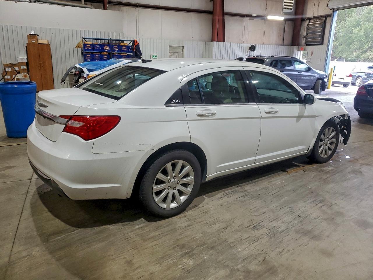 2014 Chrysler 200 Touring - Фото 3