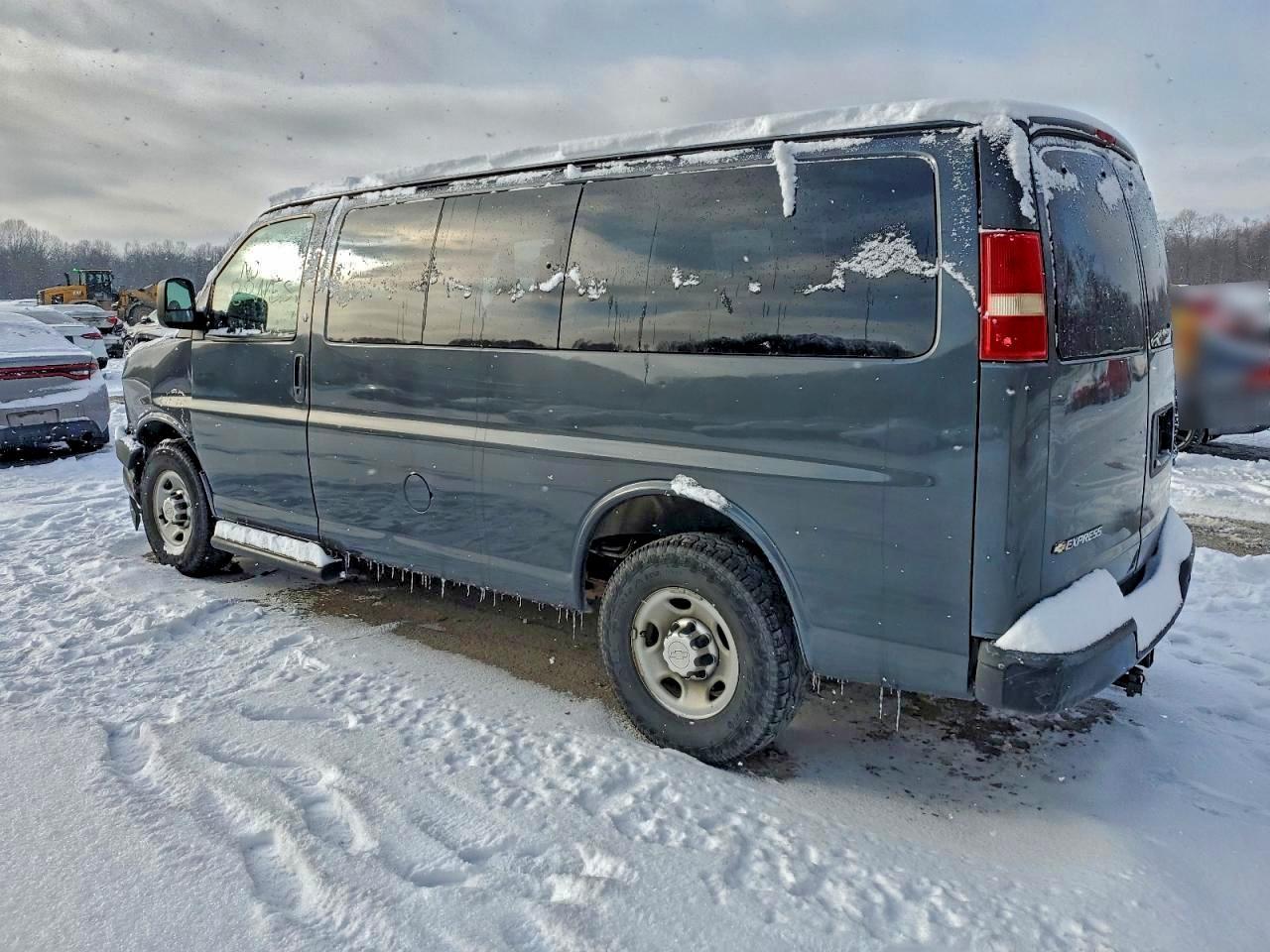 2017 Chevrolet Express G2500 Ls - Image 2