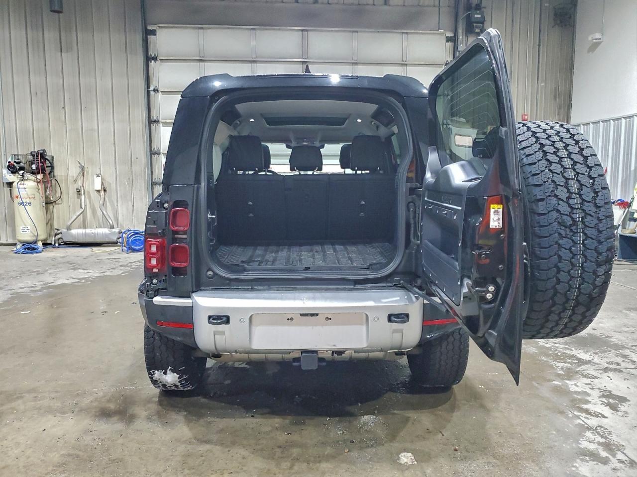 2024 Land Rover Defender 110 S - Фото 6