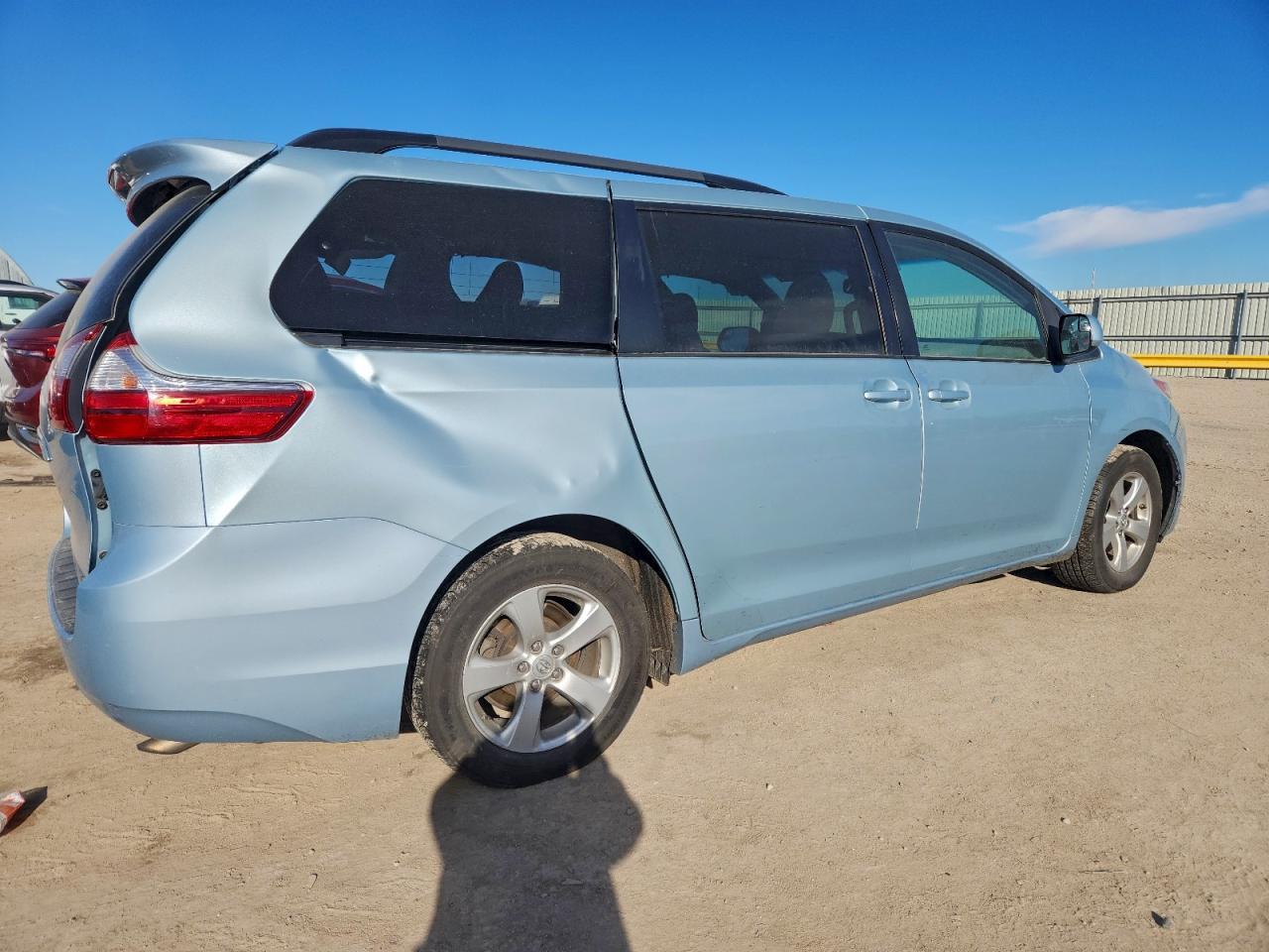 2017 Toyota Sienna Le 8-Passenger - Image 3
