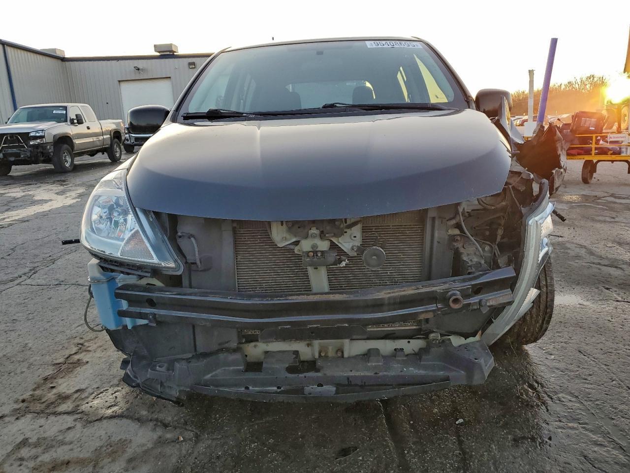 2011 Nissan Versa 1.8 S - Фото 5