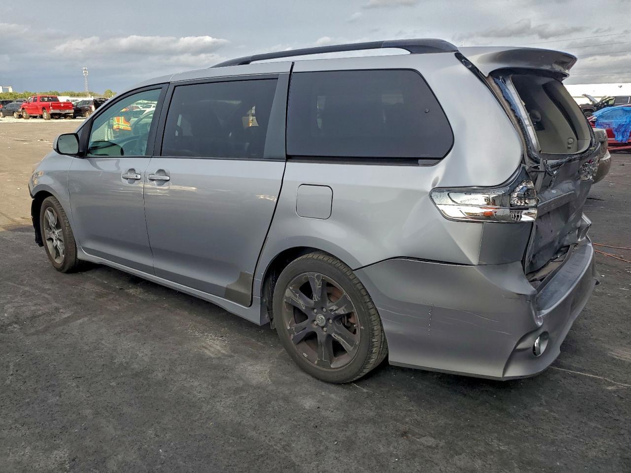2012 Toyota Sienna Sport - Фото 2