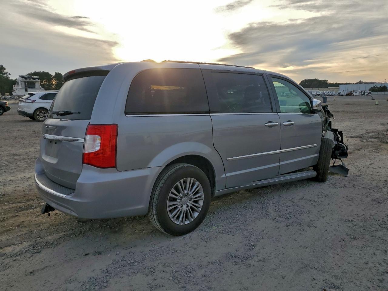 2015 Chrysler Town & Country Touring L - Фото 3