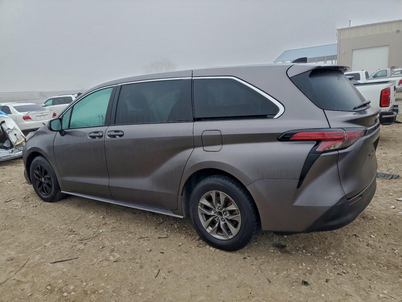 2022 Toyota Sienna Le - Фото 2