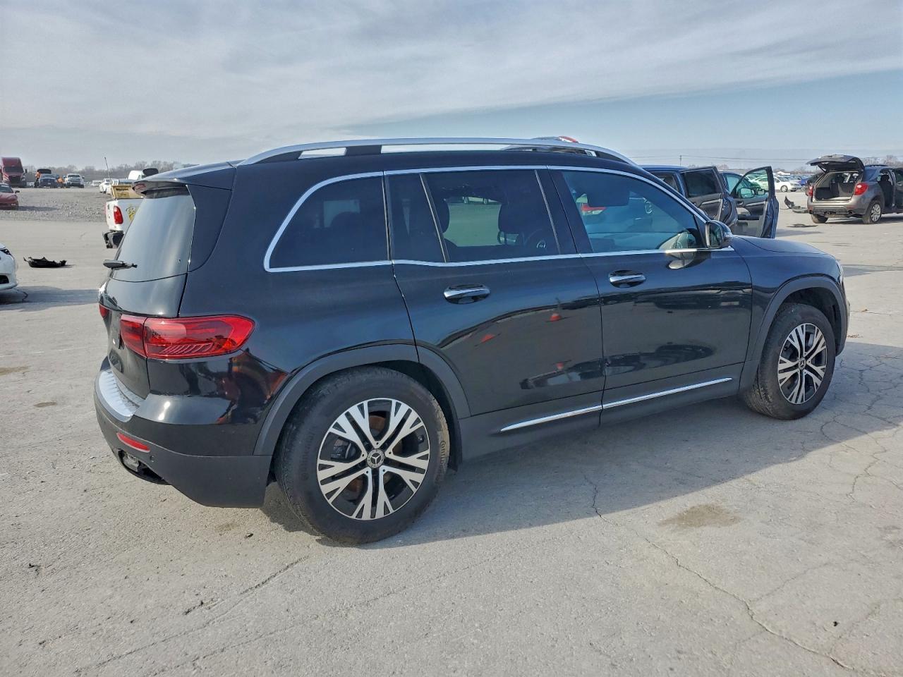 2024 Mercedes-Benz Glb 250 - Image 3