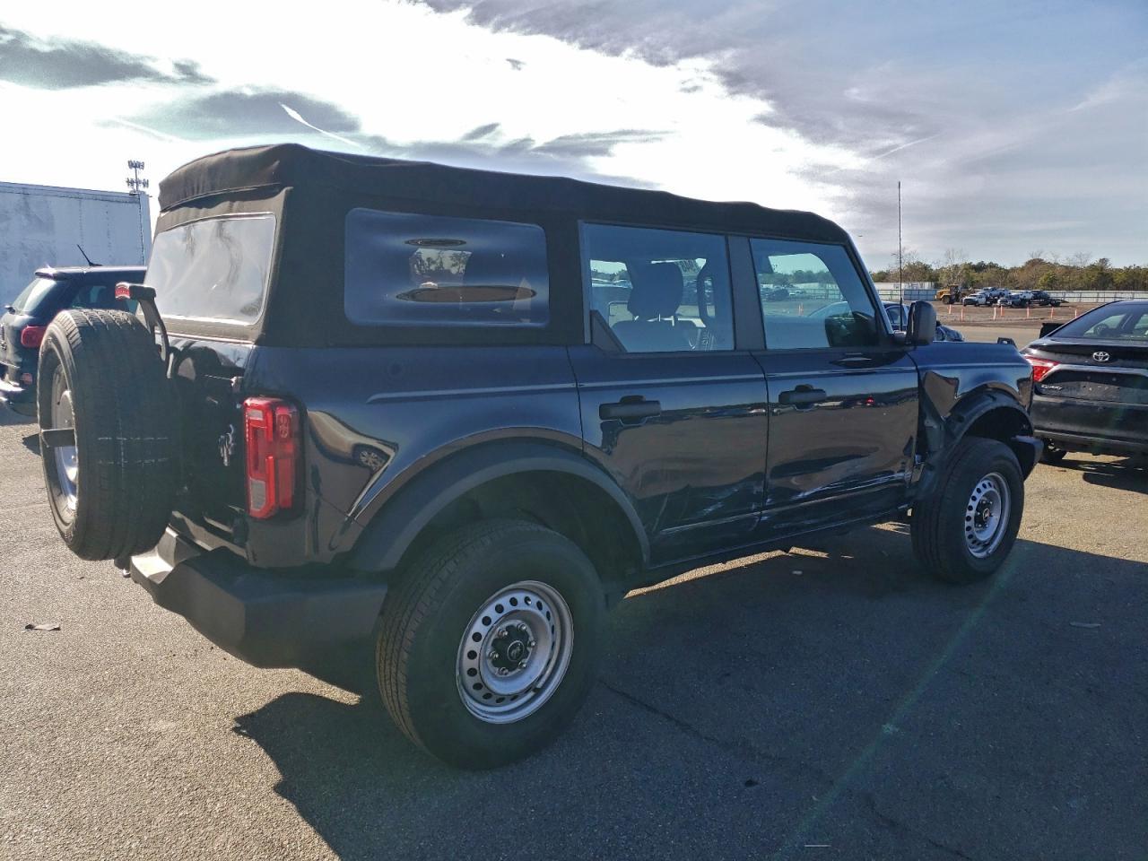 2021 Ford Bronco Base - Фото 3