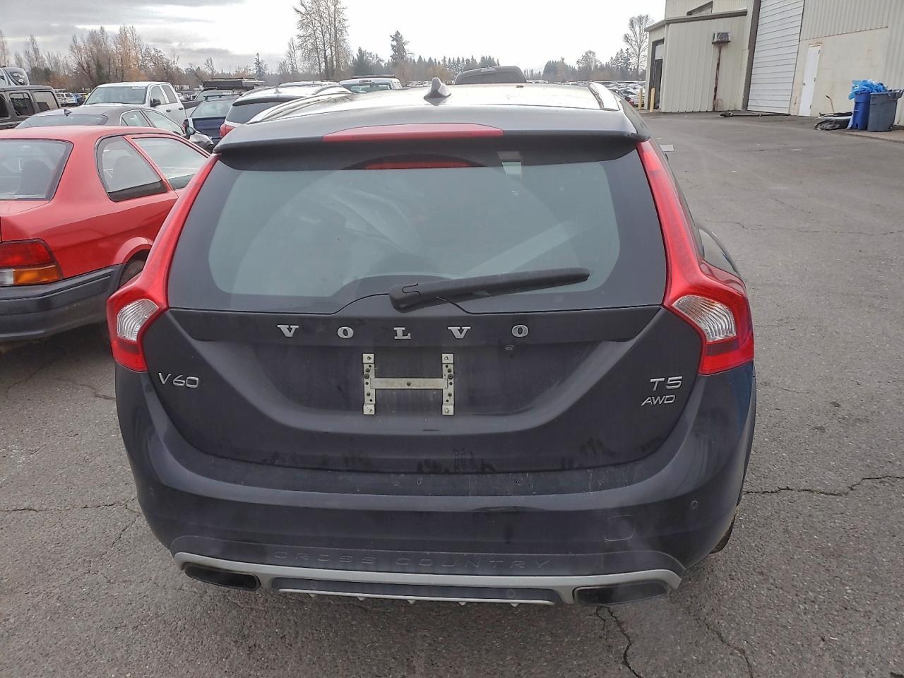 2015 Volvo V60 Cross Country Premier - Image 6