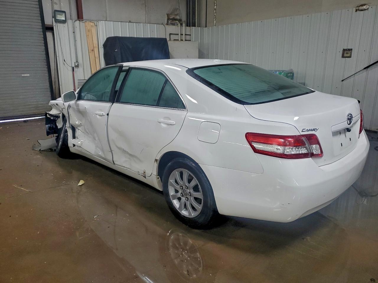 2010 Toyota Camry Le - Фото 2