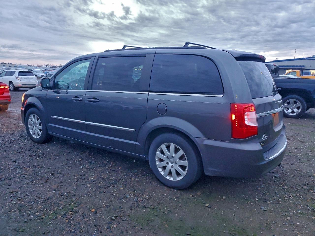 2016 Chrysler Town & Country Touring - Image 2