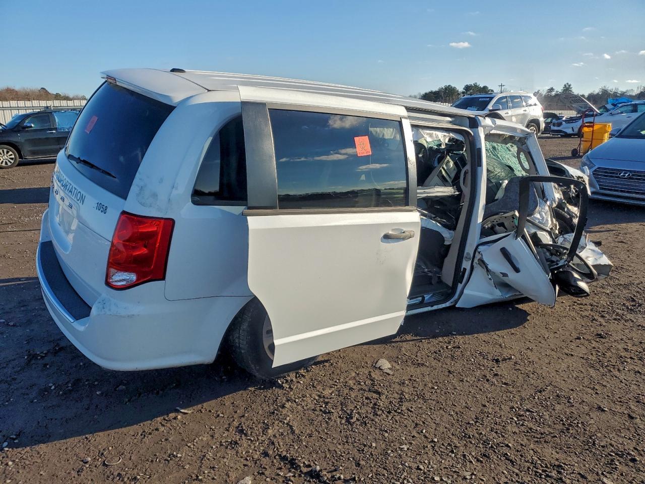 2020 Dodge Caravan - Фото 3