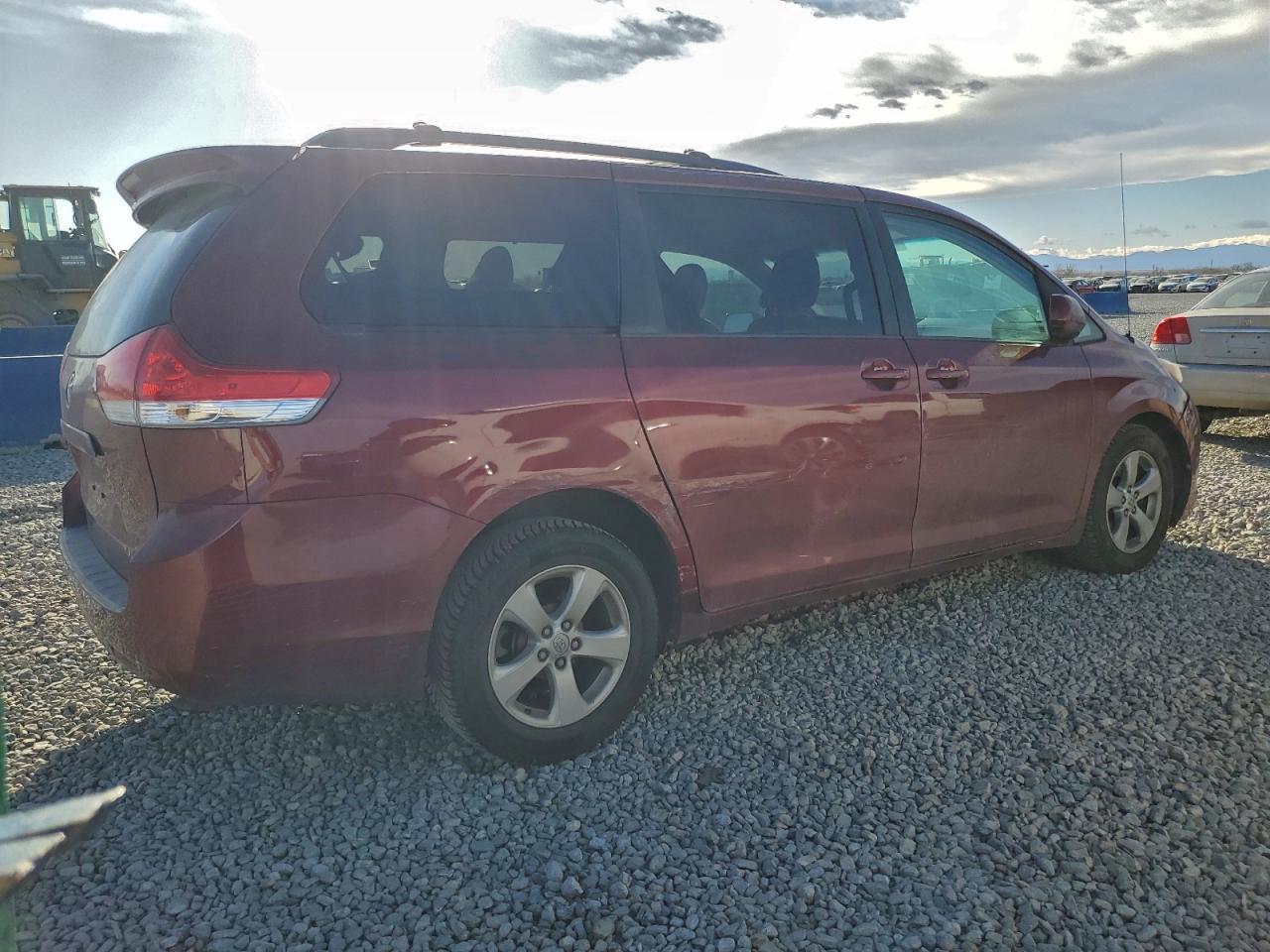 2013 Toyota Sienna Le 8 Passenger - Фото 3