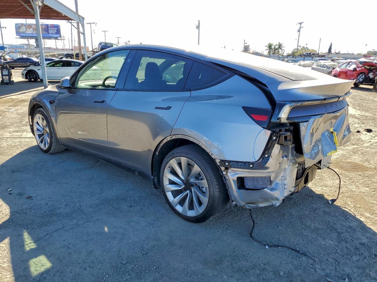 2026 Tesla Model Y - Фото 2