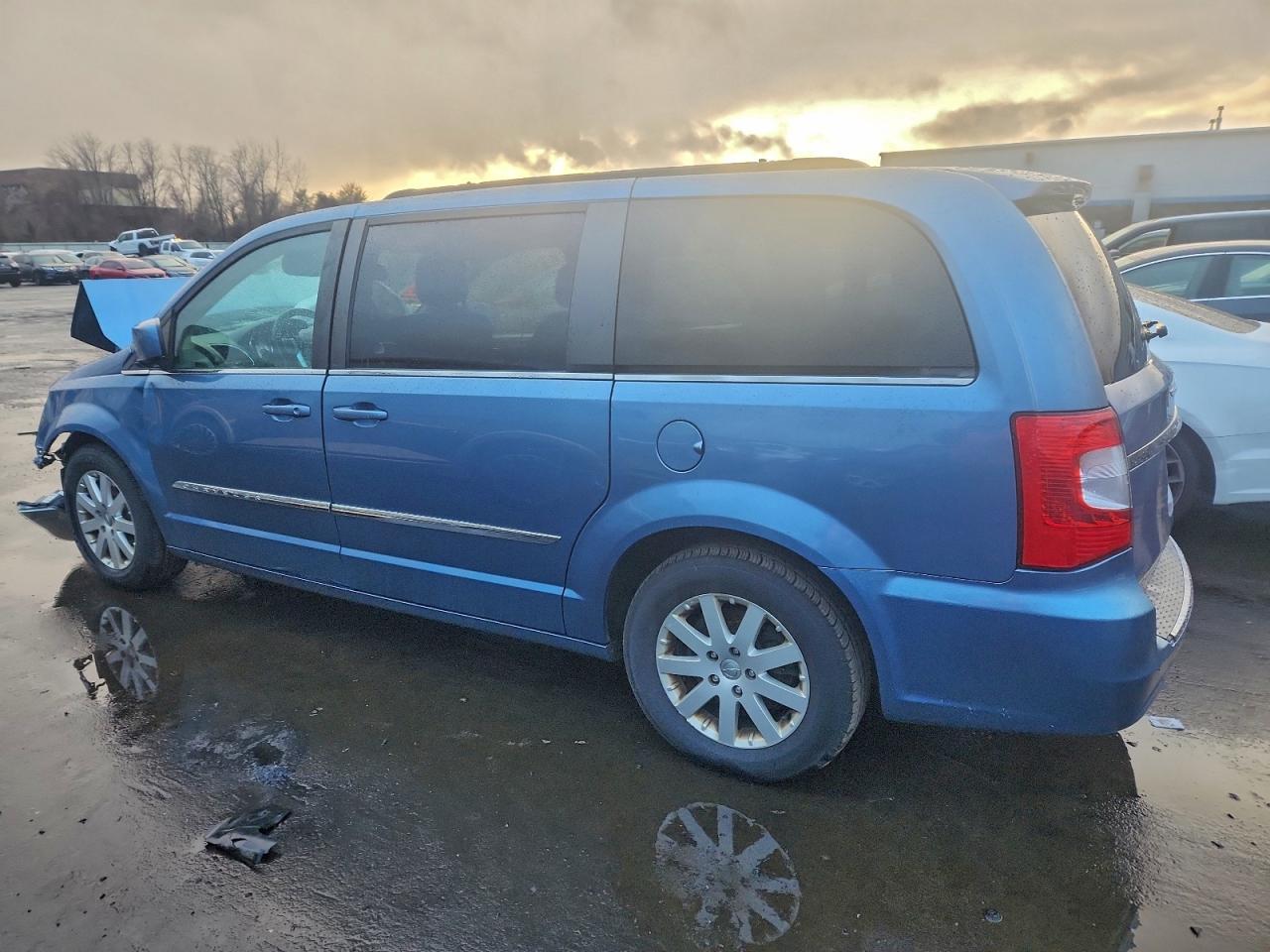 2012 Chrysler Town & Country Touring - Фото 2