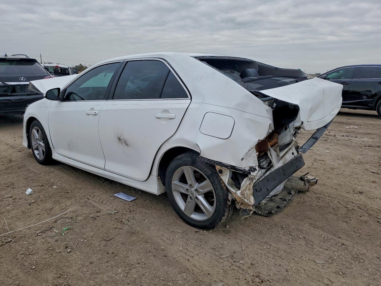 2014 Toyota Camry L - Фото 2