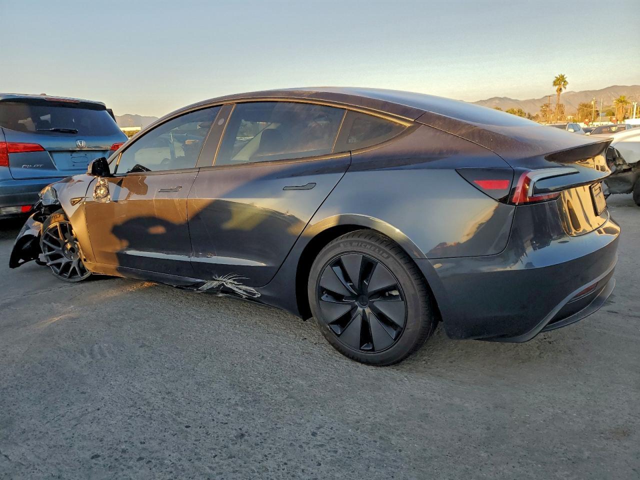 2025 Tesla Model 3 - Фото 2