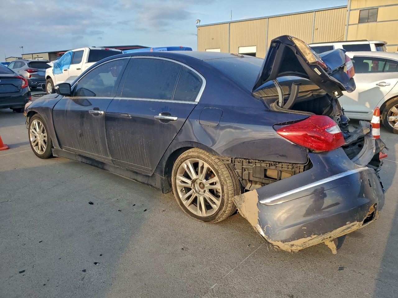 2012 Hyundai Genesis 3.8L - Фото 2