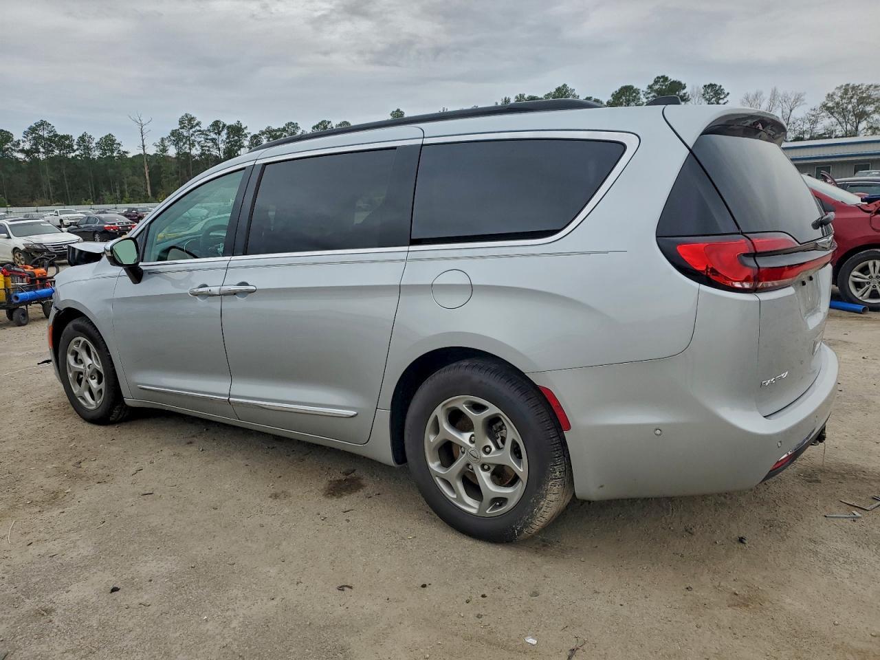 2023 Chrysler Pacifica Limited - Image 2