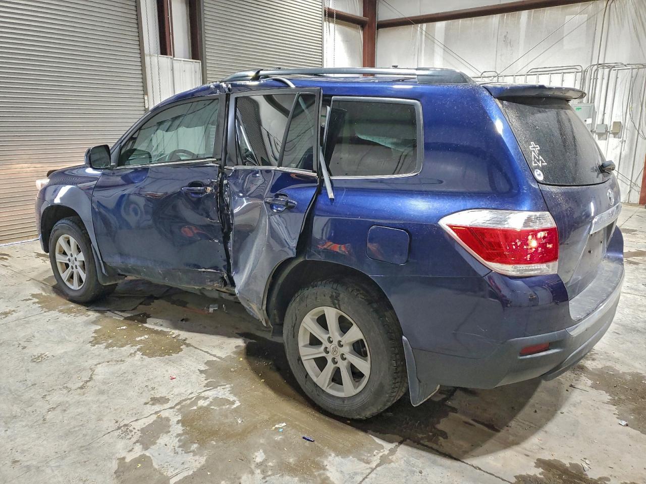 2013 Toyota Highlander Base - Image 2