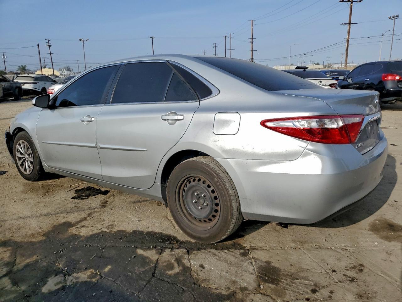 2016 Toyota Camry Le - Фото 2
