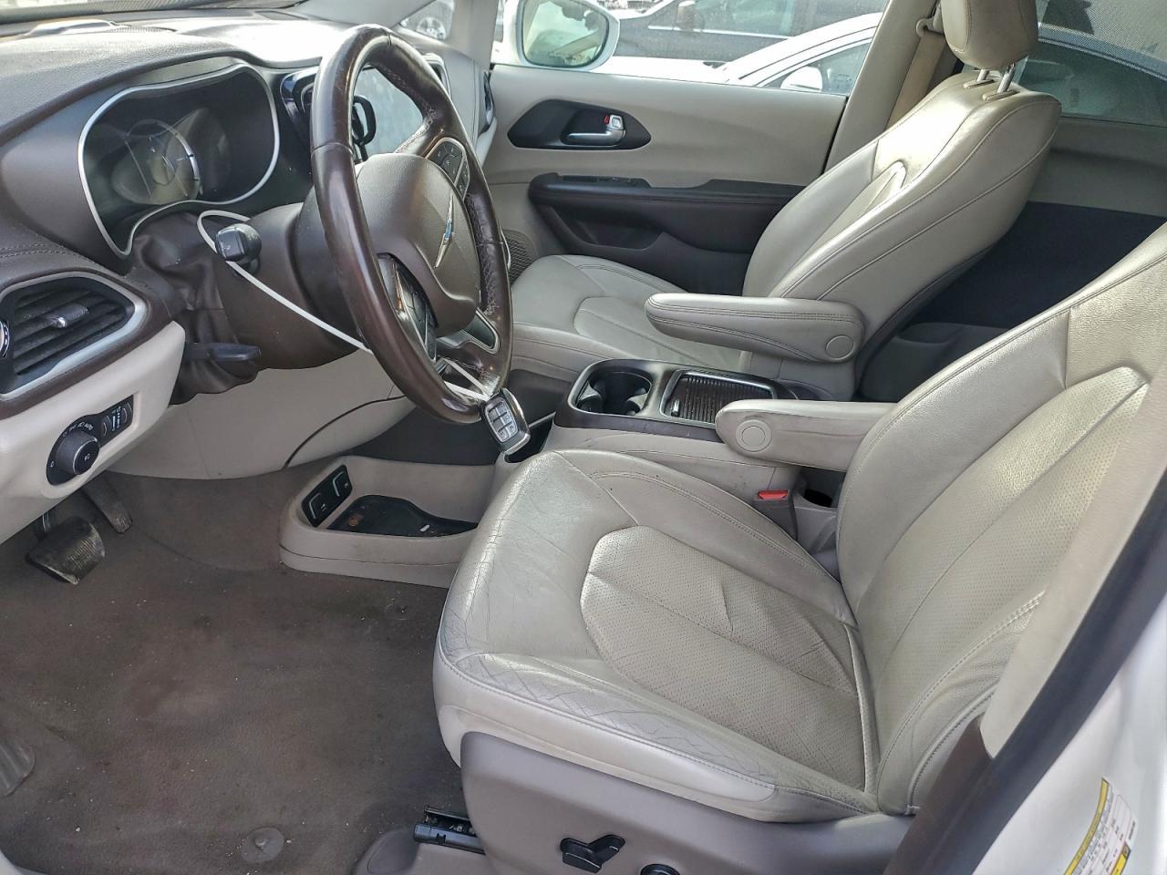 2021 Chrysler Pacifica Hybrid Touring L - Image 7