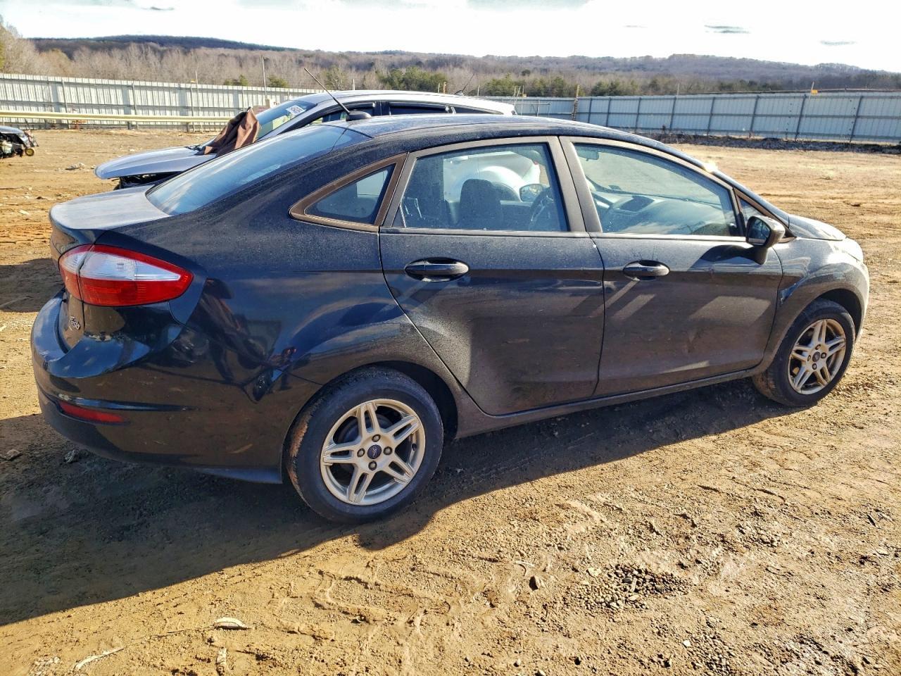 2017 Ford Fiesta Se - Фото 3