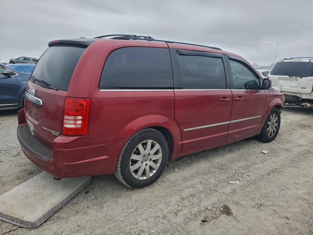 2010 Chrysler Town & Country Touring Plus - Image 3