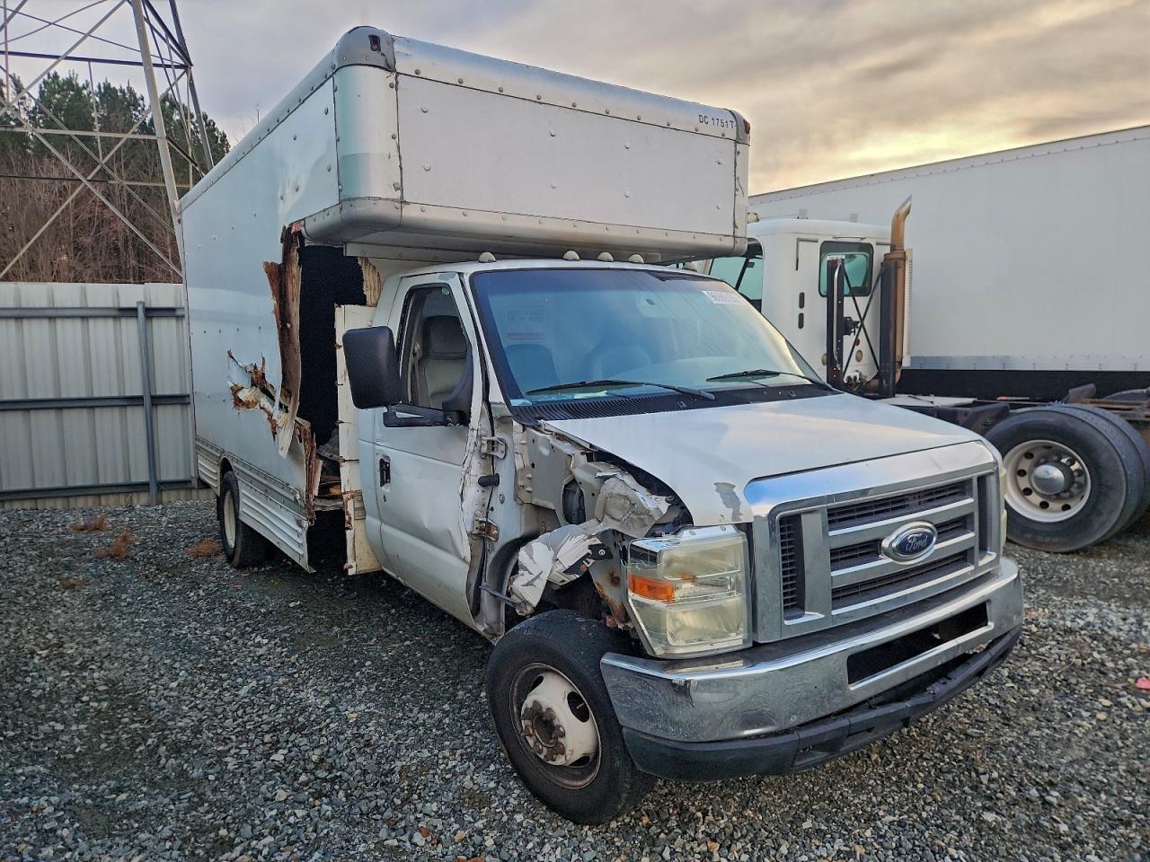2008 Ford E 450 Box Truck - Фото 4