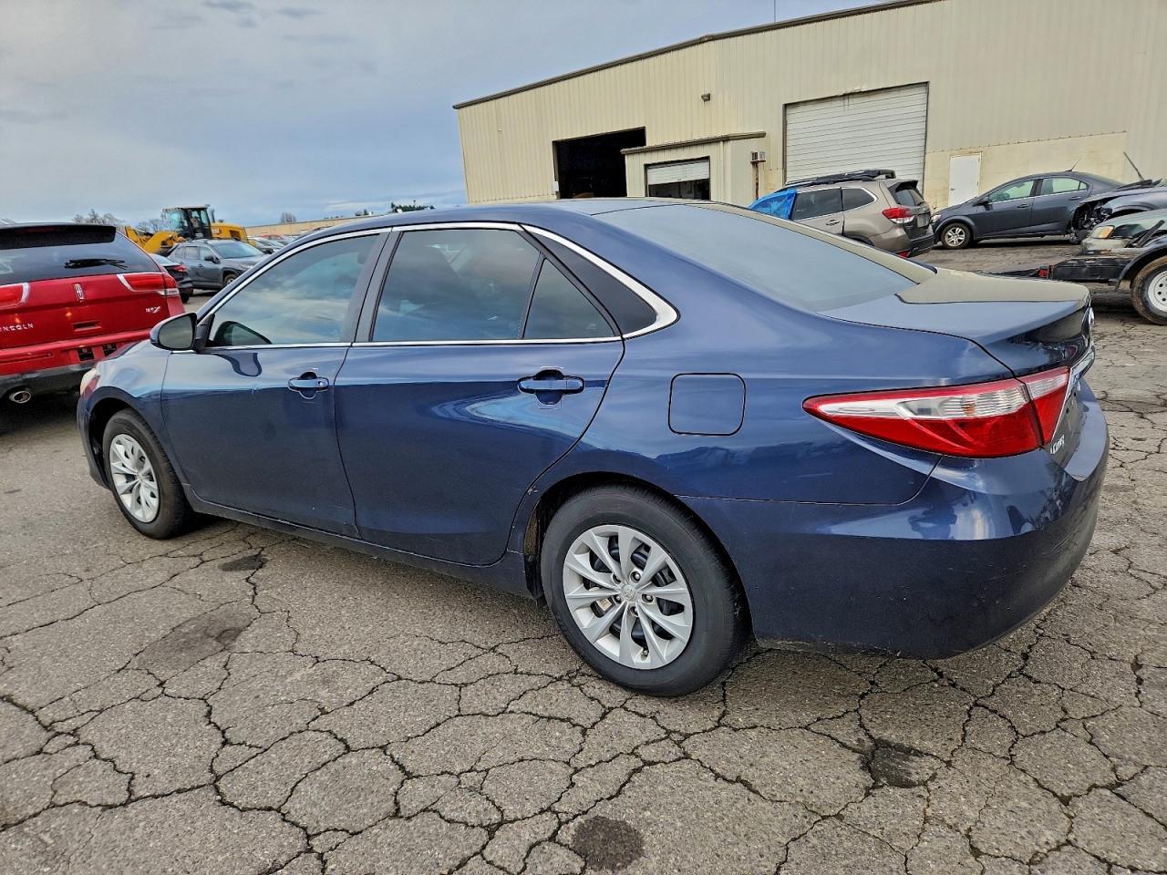 2015 Toyota Camry Le - Фото 2