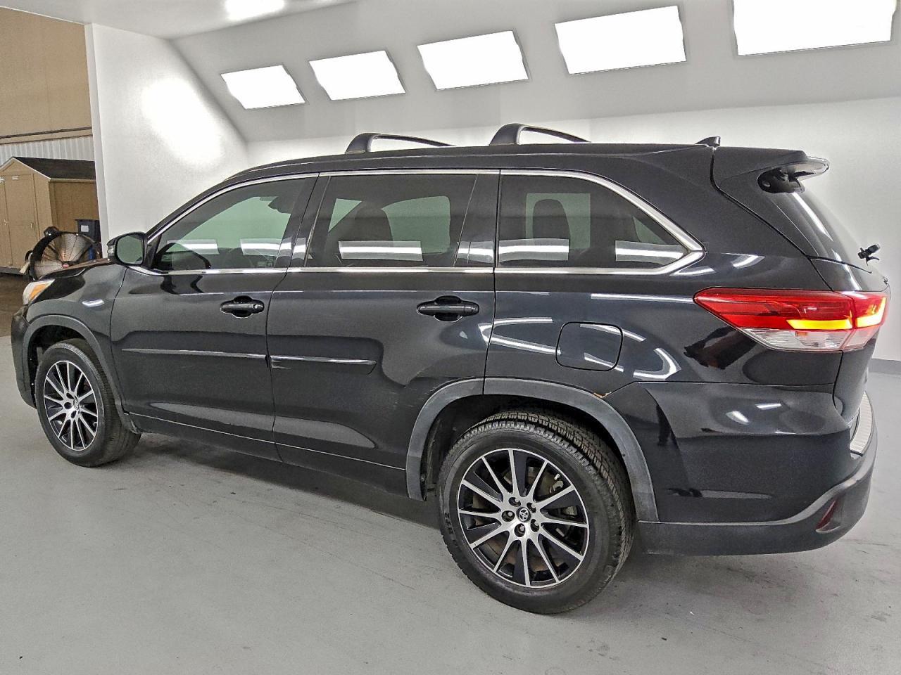 2018 Toyota Highlander Se - Image 2