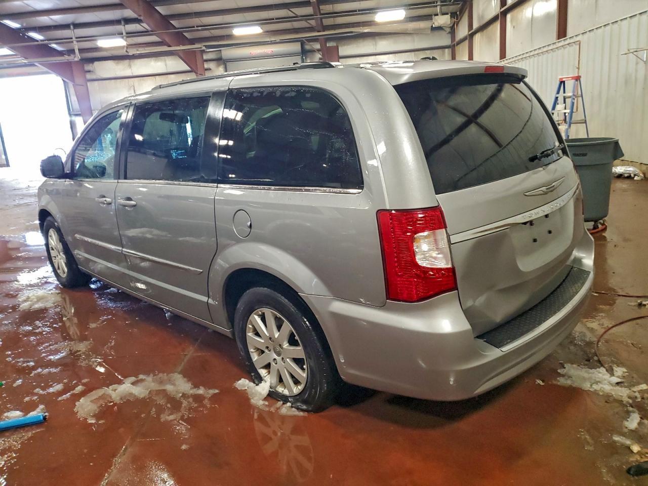 2015 Chrysler Town & Country Touring - Фото 2