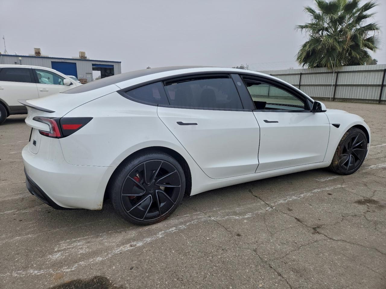 2025 Tesla Model 3 - Фото 3