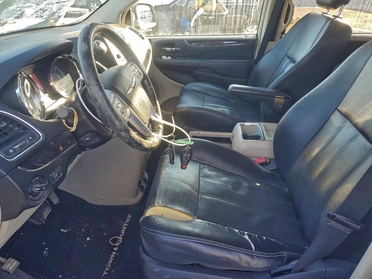 2013 Chrysler Town & Country Touring L - Фото 7