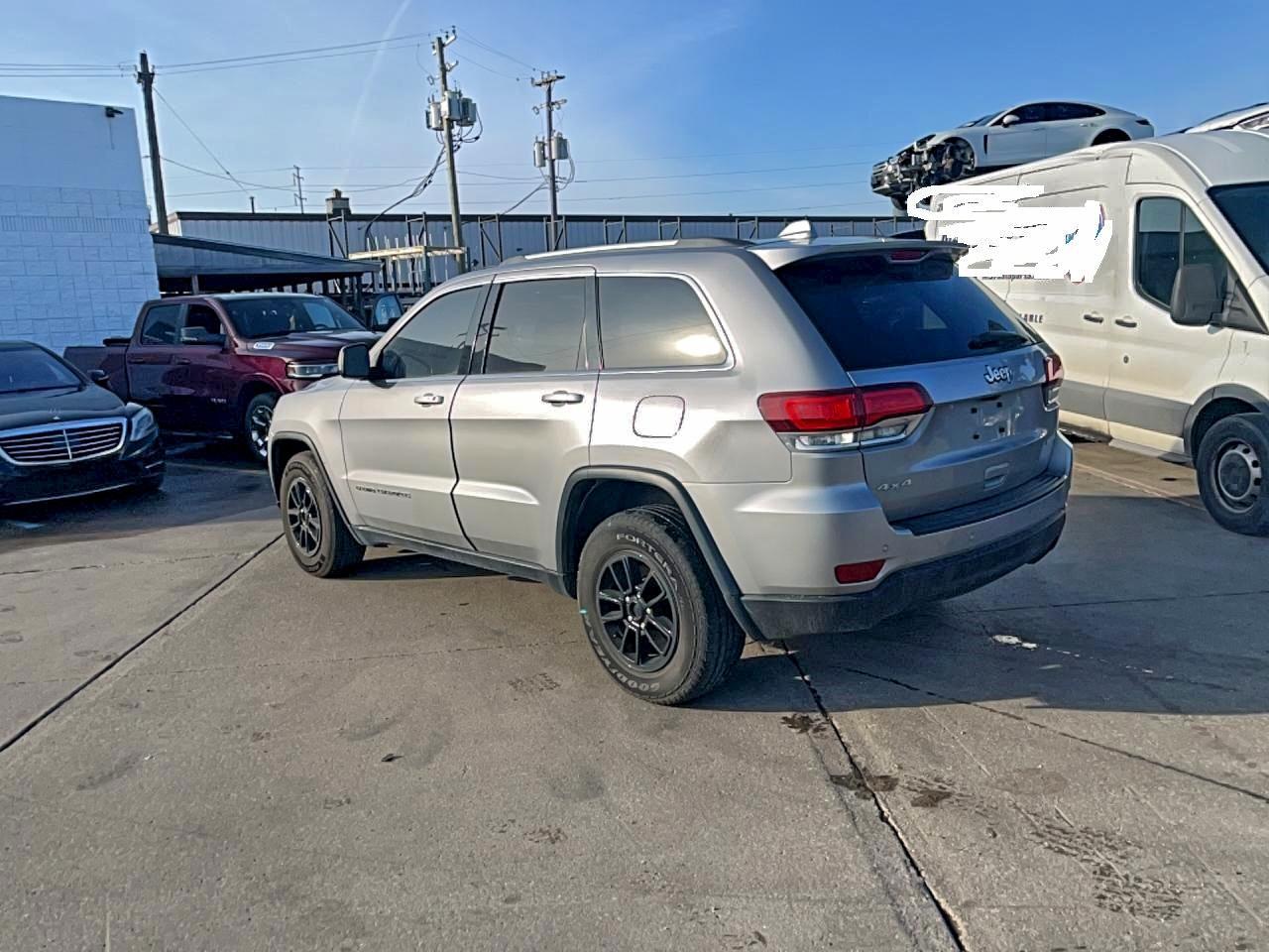 2020 Jeep Grand Cherokee Laredo - Image 3