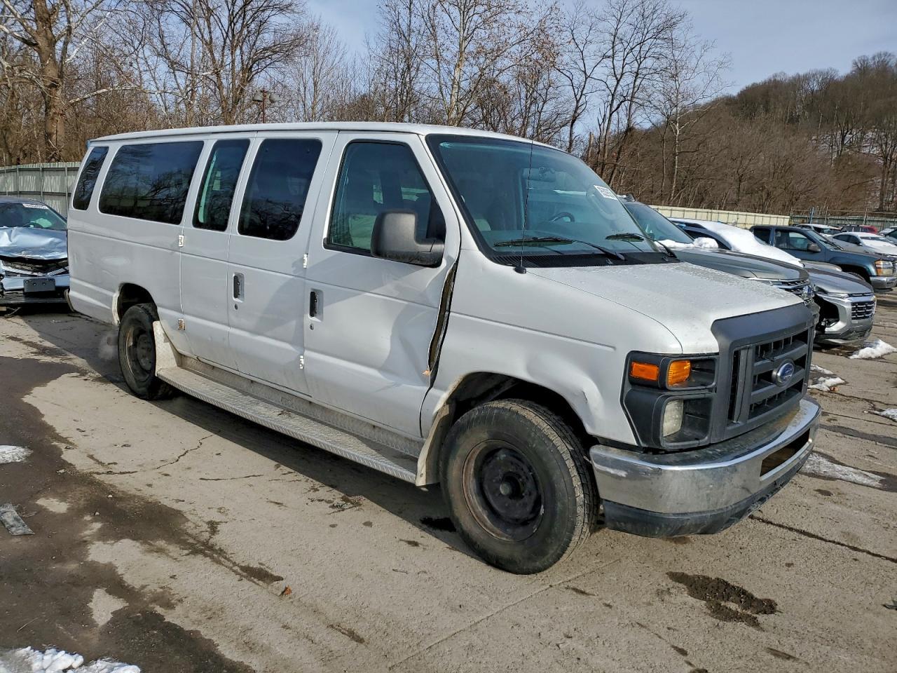 2011 Ford Econoline E350 Super Duty Wagon - Image 4