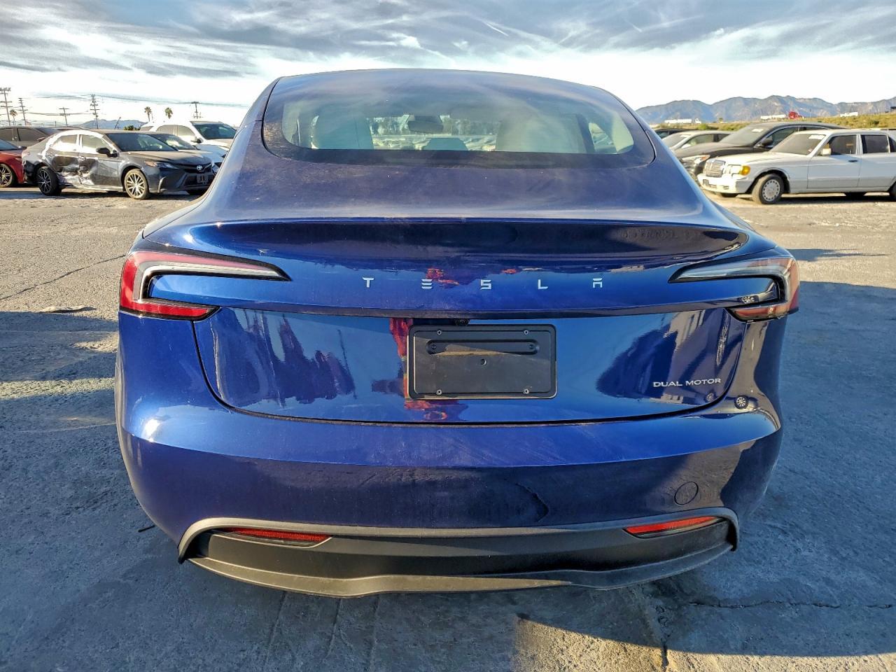 2025 Tesla Model 3 - Фото 6