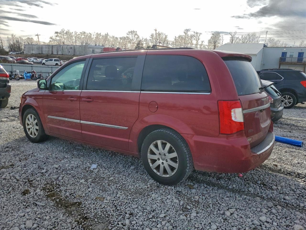 2016 Chrysler Town & Country Touring - Фото 2