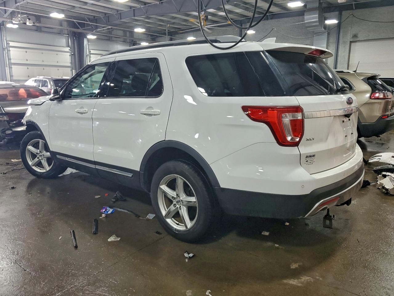 2016 Ford Explorer Xlt - Image 2