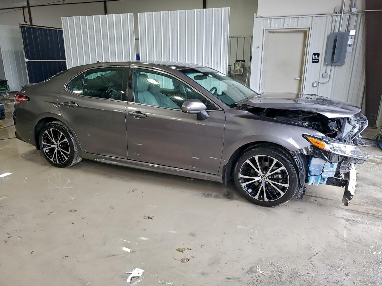 2020 Toyota Camry Se - Фото 4