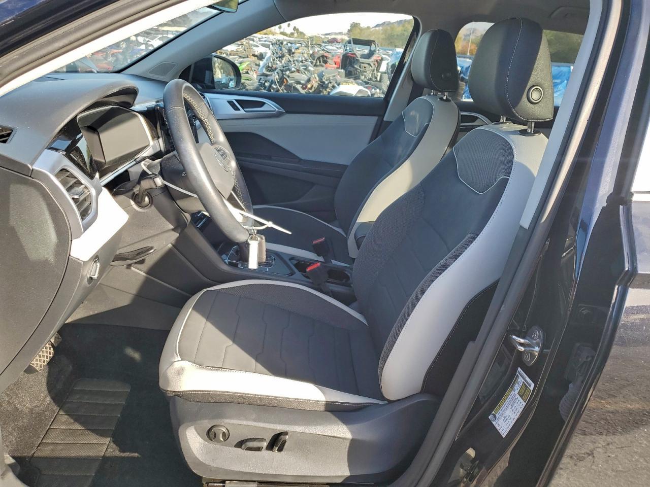 2025 Volkswagen Taos Se - Image 7