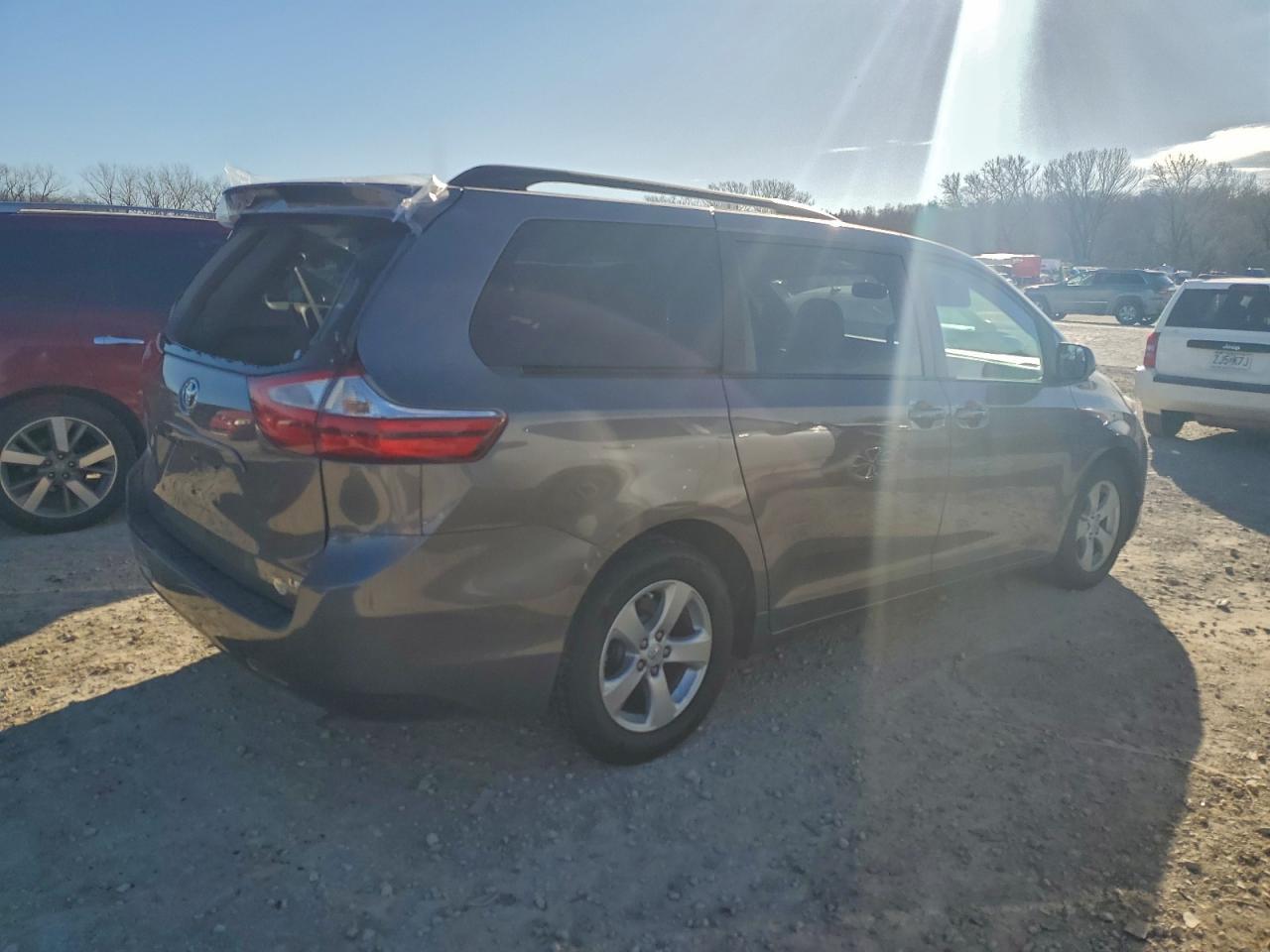 2016 Toyota Sienna Le - Фото 3