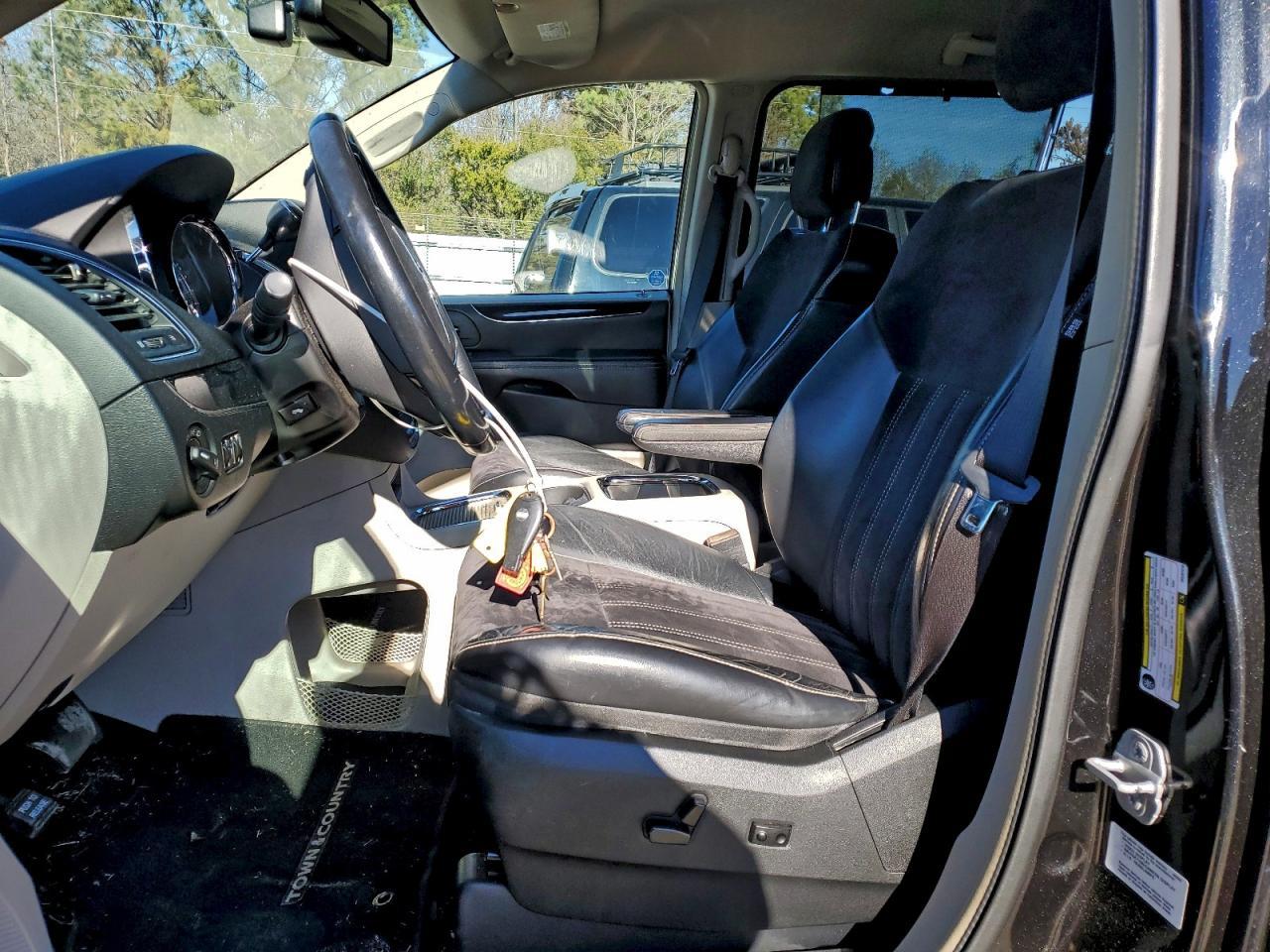 2014 Chrysler Town & Country Touring L - Фото 7