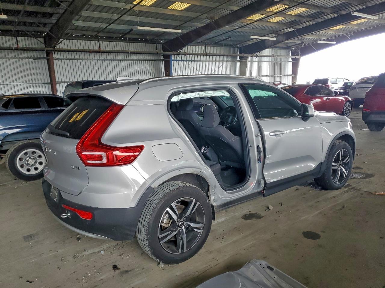 2024 Volvo Xc40 Core - Image 3