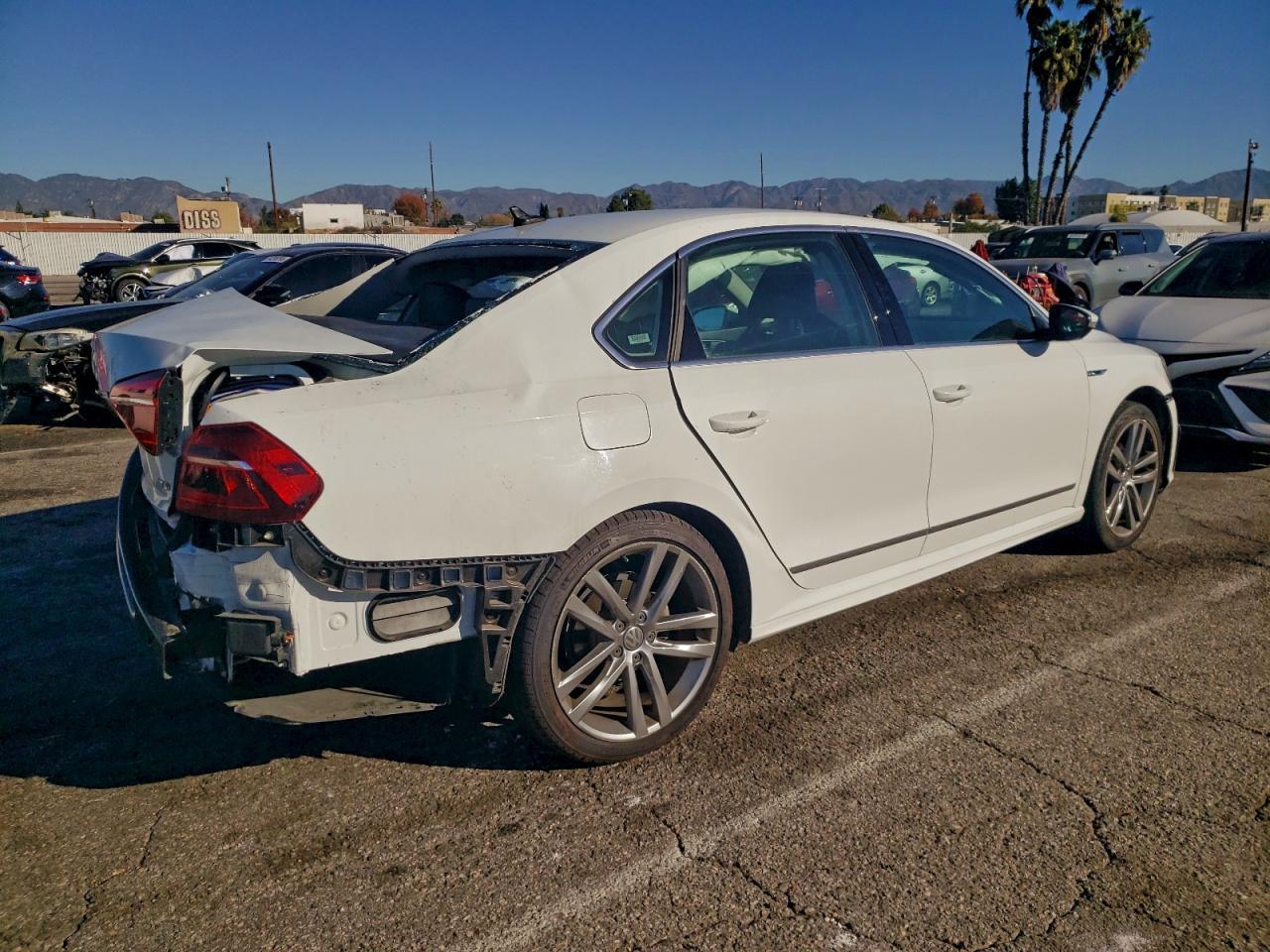 2017 Volkswagen Passat R-Line - Фото 3