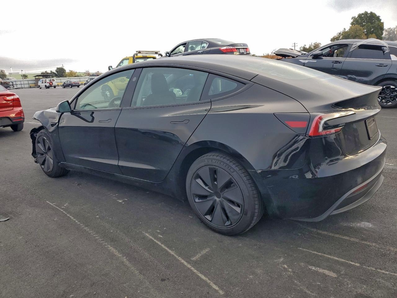 2025 Tesla Model 3 - Фото 2