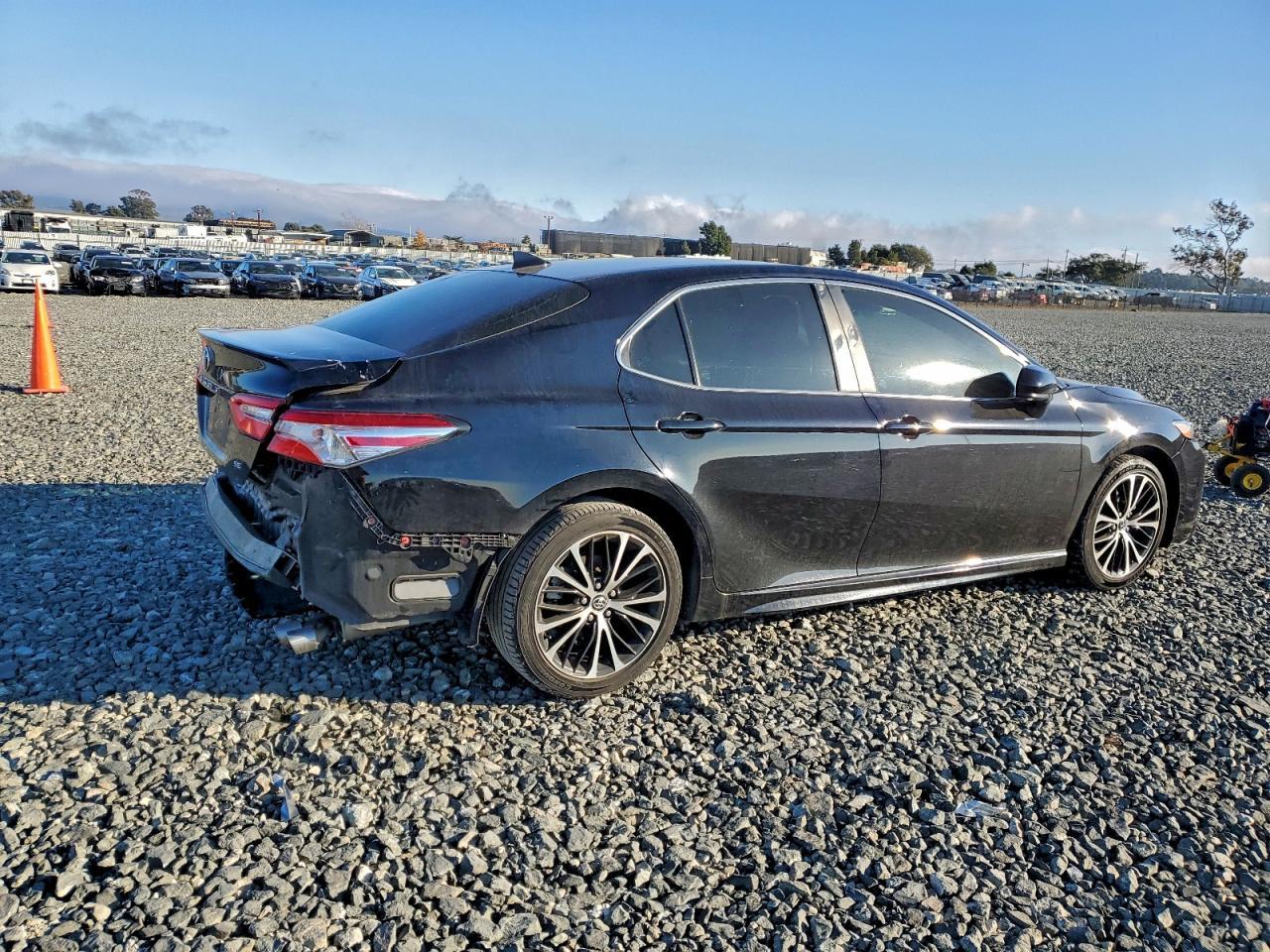 2020 Toyota Camry Se - Фото 3