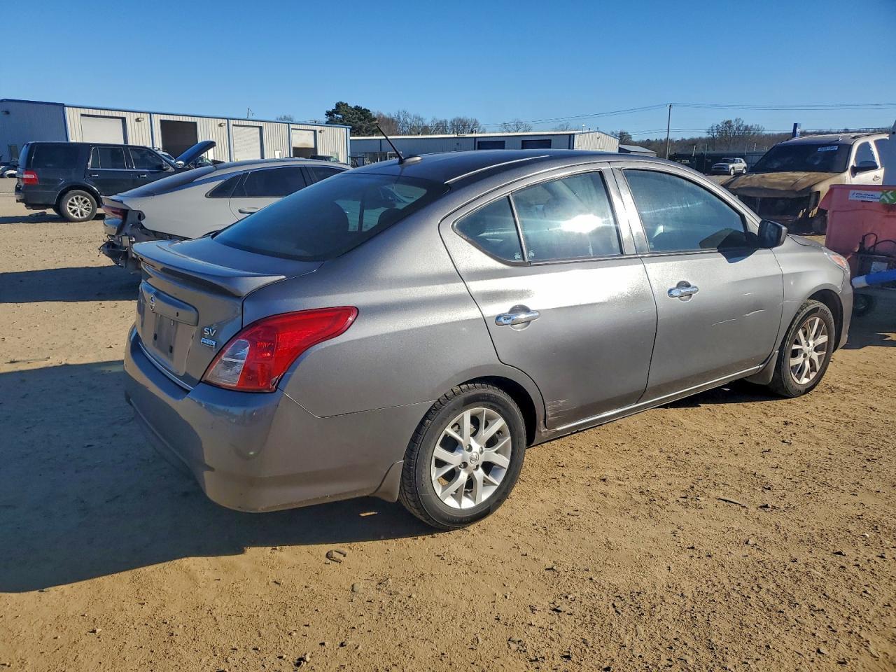 2017 Nissan Versa S - Фото 3