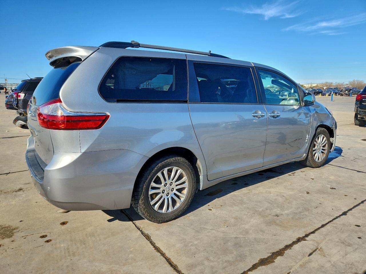 2016 Toyota Sienna Xle 8-Passenger - Image 3