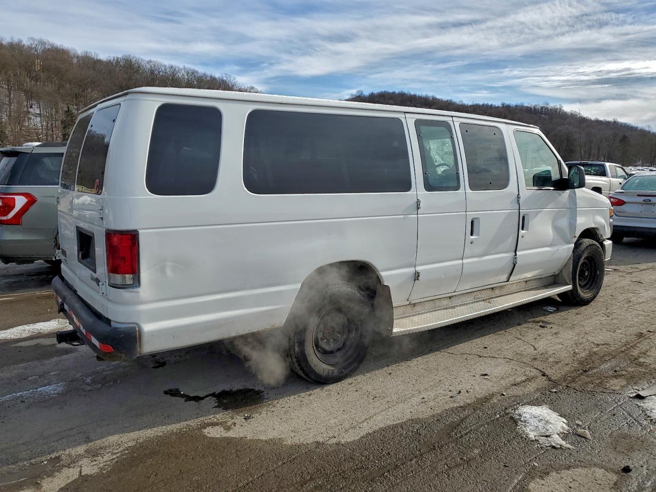 2011 Ford Econoline E350 Super Duty Wagon - Image 3
