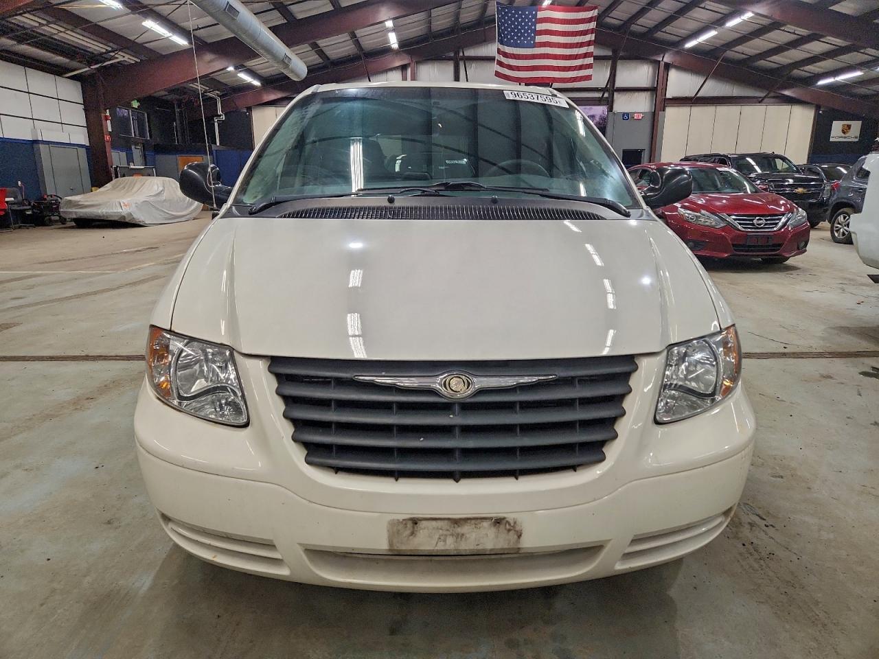 2005 Chrysler Town & Country - Image 5
